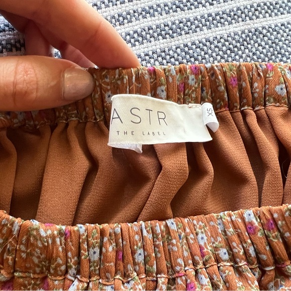 ASTR Off the Shoulder Cropped Blouse - Picture 4 of 7